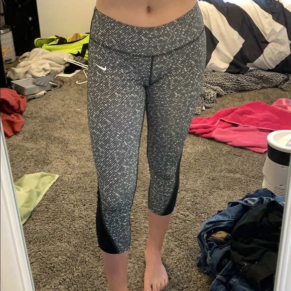Nike crop leggings - Picture 1 of 3